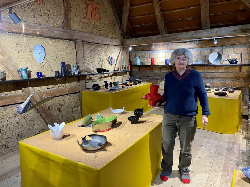 Felicitas Holzgang pose au milieu de sa nouvelle exposition de poterie à Bonfol.