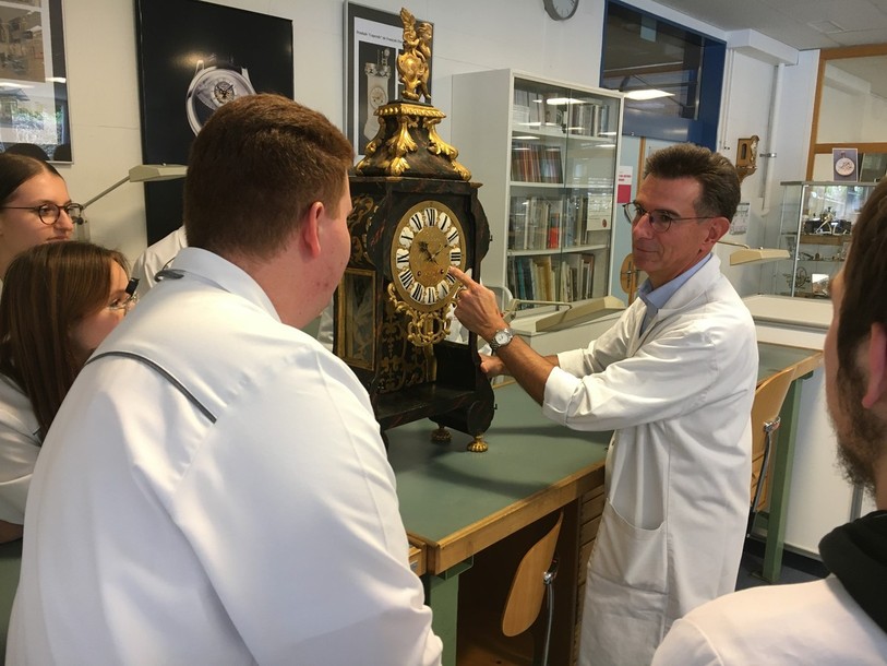 Laurent Barotte en plein enseignement avec ses étudiants.