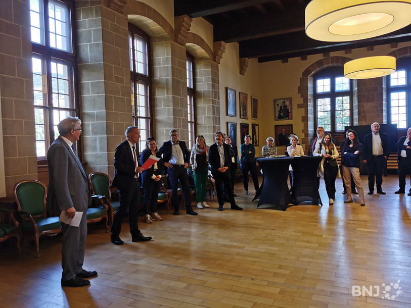 Laurent Kurth a acceuilli ce mercredi le président du Conseil des Etats, Thomas Hefti, ainsi que l'ensemble de la Chambre des cantons au château.
