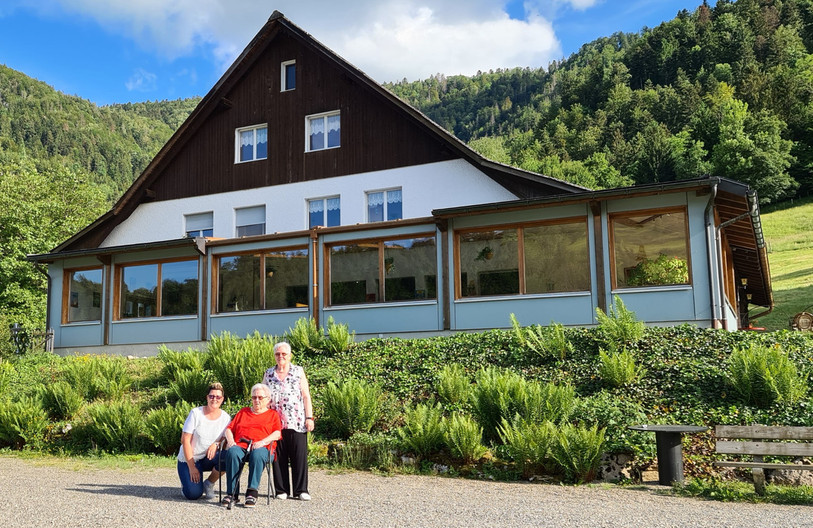 Les trois générations de la famille Mahon-Boillat actuellement à la tête du Relais du Doubs. (Photo : Lauriane Boillat).