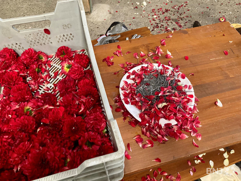 Des enfants des écoles de la région préparent les fleurs qui orneront les chars lors du cortège dimanche. 