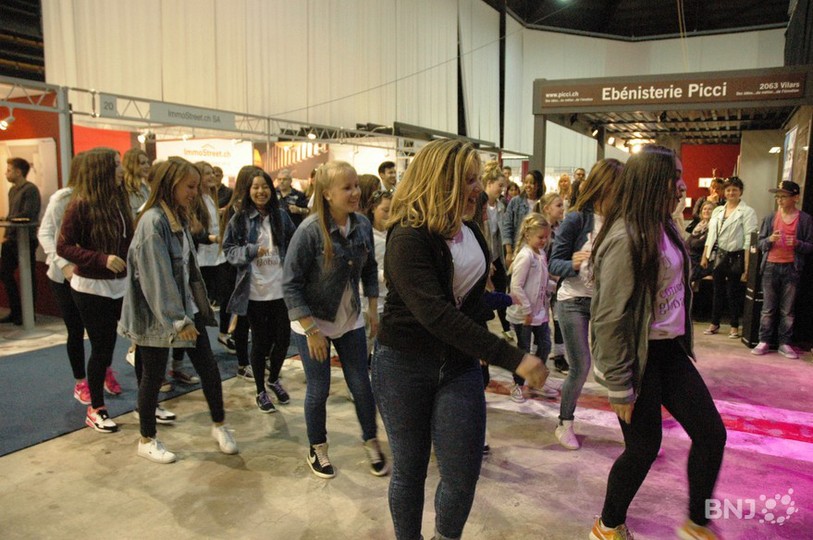 Une flash mob dans les allées du SINE.