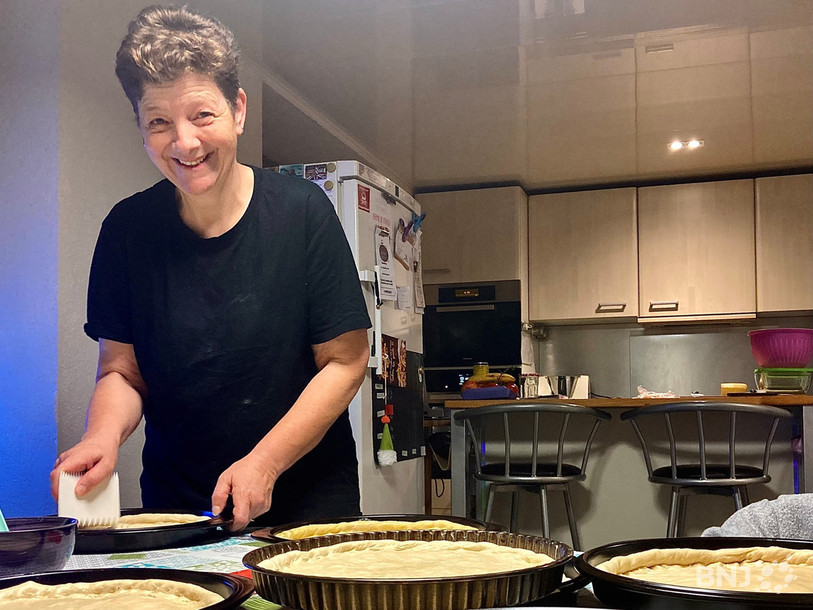 Florence Vande Sande prépare des Totchés dans sa cuisine à Grandfontaine.