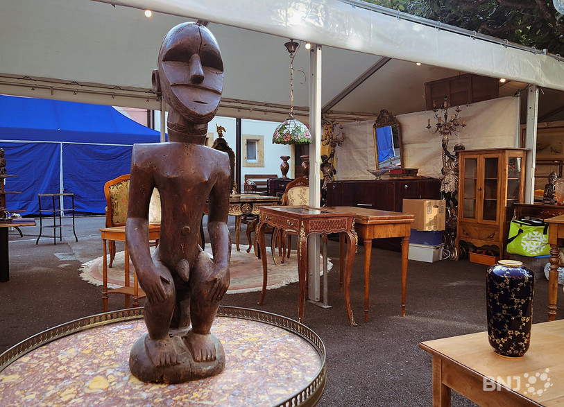 Les objets attendent les amateurs dans le Vieux Bourg.