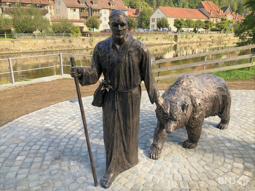 Ursanne et son ours, comme pour veiller sur la cité médiévale.