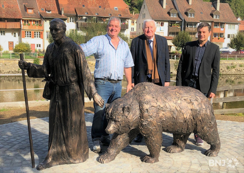 Le sculpteur Christian Schneiter, le mécène Jérôme Monnat et le maire Jean-Paul Lachat (de gauche à droite) ont dévoilé l’œuvre qui doit marquer durablement le 1400e anniversaire de St-Ursanne.