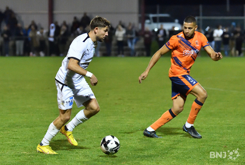 Un des grands artisans de la victoire du FCC, Dionys Stadelmann, provoque Karim Ghomrani (photo : Georges Henz).