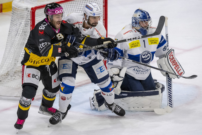 Philip-Michaël Devos et le HC Ajoie ont fait preuve de caractère pour revenir dans le match vendredi soir face à Ambri (photo : KEYSTONE/Georgios Kefalas).