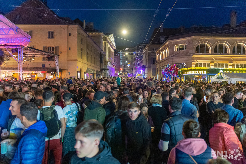 La foule s'apprête à investir les rues de Neuchâtel ce vendredi soir. (photo: Bertrand Pfaff)