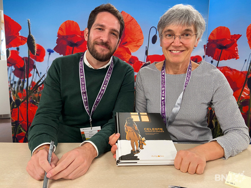 Pierdomenico Bortune et Cecilia Bozzoli posent avec leur BD intitulée « Celeste, l’enfant du placard » qui traite de l'immigration italienne en Suisse.
