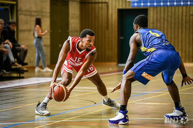 Marlon Kessler (10 points samedi soir) face à Mike Williams de Vevey Riviera (photo : Stéphane Bée).