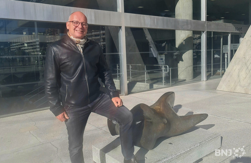 Etienne Dagon, devant la piscine du Palais des Congrès, son fief d'entrainement durant sa jeunesse.