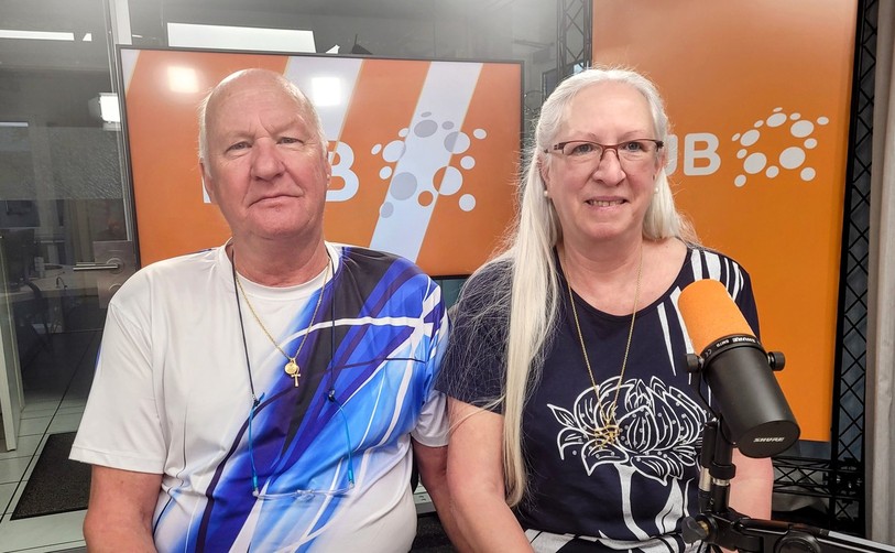 Jean-François et Marlyse Buholzer, auteurs de la pétition, demande la création de nouvelles zones pour les écoles de parachutisme.