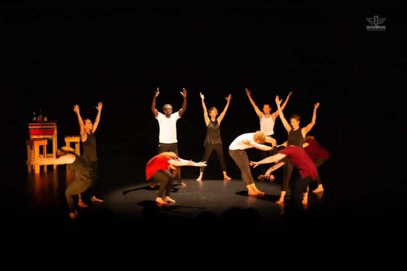 Le chorégraphe d'origine sénégalaise Amadou Dieng présente son spectacle ce samedi à Porrentruy où il met à l'honneur les parcours de jeunes migrants (crédit : Afree dance compagnie)