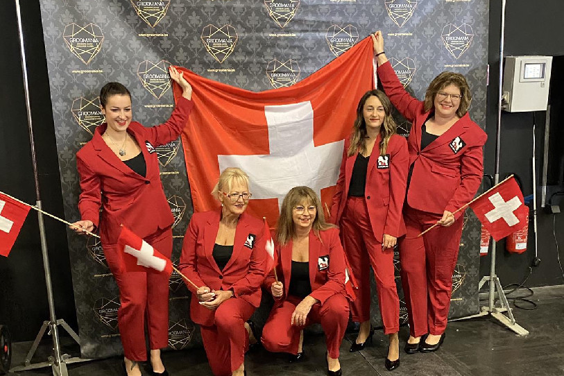 Allison Cabibbo (à gauche) et Karine Cordella (au centre) ont passé un week-end riche en émotions avec l'équipe de Suisse lors du Championnat du monde de toilettage. (Photo : Facebook/Heiniger Swiss grooming Team).