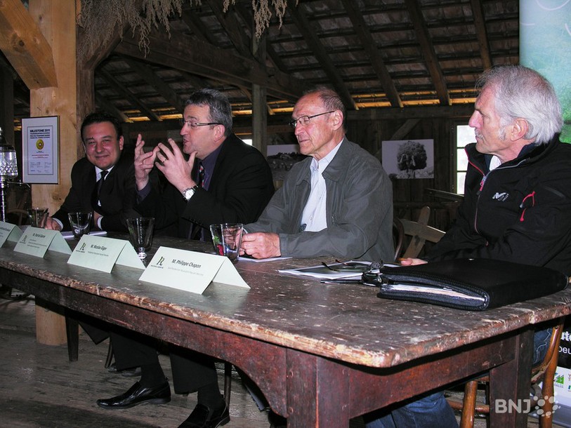 Les représentants de la commune de Val-de-Travers, de Pontarlier et de l'Association Pays de l'absinthe