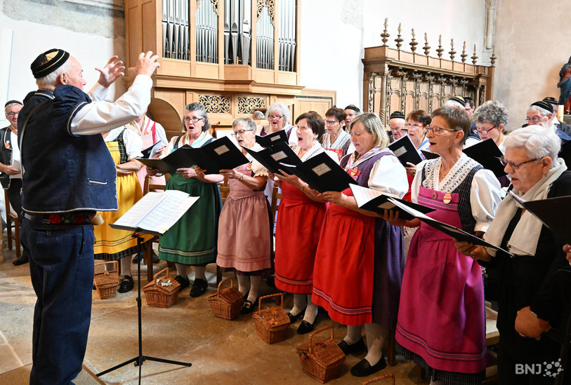 La chorale fribourgeoise Intré No Sarine a animé la messe en patois dimanche à Porrentruy. (photo : Georges Henz)