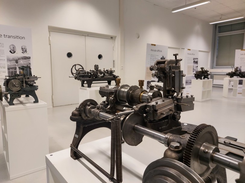 Machines et panneaux pédagogiques retracent l'innovation et l'histoire industrielle de Moutier.