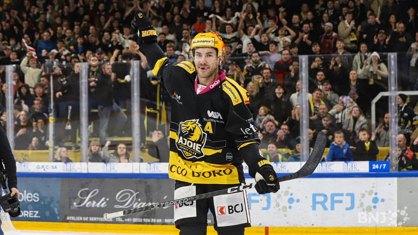 En signant deux buts et un assist, Philip-Michaël Devos a été l'un des grands hommes de la soirée pour le HC Ajoie face à Berne (photo : Mauricette Schnider).