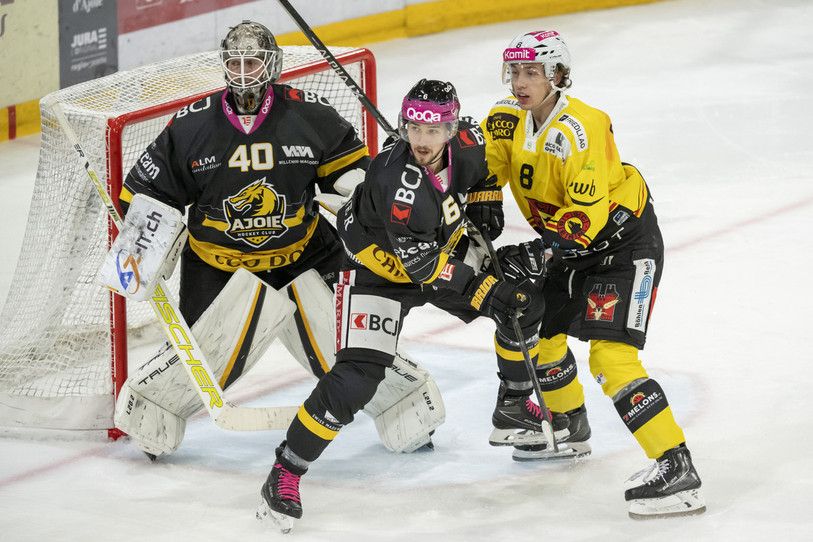 La défense du HC Ajoie a souffert face à Berne à l'image du gardien Damiano Ciaccio et de Jérôme Leduc face à Joshua Fahrni (photo : KEYSTONE/Georgios Kefalas).