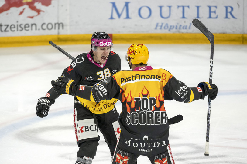 Guillaume Asselin (à gauche) vient d'inscrire le but de la victoire sur un service du topscorer Philip-Michaël Devos (photo : KEYSTONE/Georgios Kefalas).