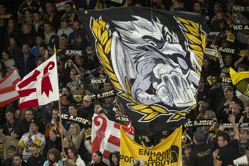Le kop du HC Ajoie a gagné en nombre d'abonnés cette saison (photo : KEYSTONE/Georgios Kefalas).