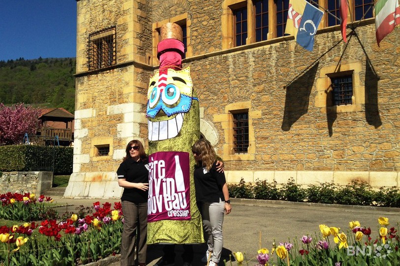 En 2015, Vinou, la mascotte de la Fête, sera présente. Ici, entourée de la présidente Laila Cinotti et de la secrétaire Valérie Fahrni.