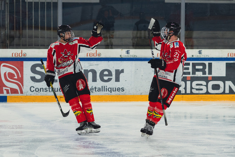 La joie du HC Star Chaux-de-Fonds qui a battu son voisin du Locle 8-3 samedi soir (photo : Albin Tissier).