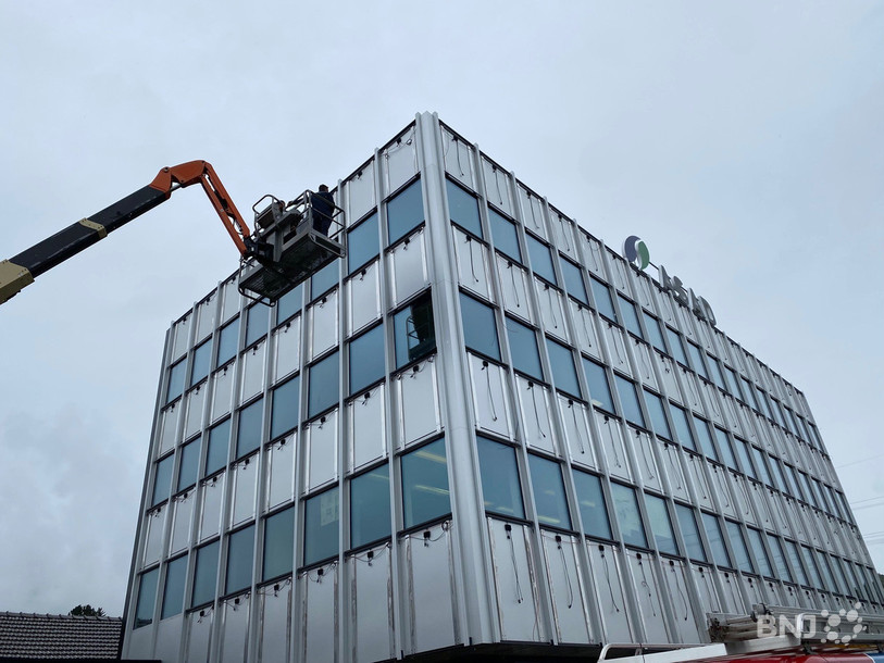 Les ouvriers installent en ce moment 125 panneaux photovoltaïques en façade, sur trois pans du bâtiment. Une première dans le Jura bernois.