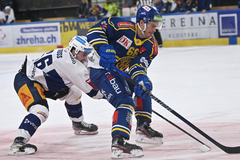 Formé au HC Ajoie, Valentin Nussbaumer semble désormais s'épanouir au HC Davos. (Photo : KEYSTONE/Juergen Staiger)