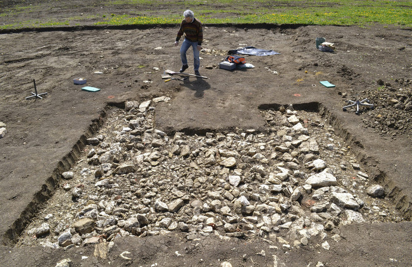 La voie romaine est en cours de dégagement à Develier (photo : Office de la culture, Section d'archéologie et paléontologie)