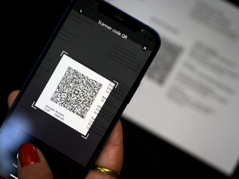 Les codes QR doivent permettre de simplifier l'émission et le paiement des factures. (photo : KEYSTONE/LAURENT GILLIERON)