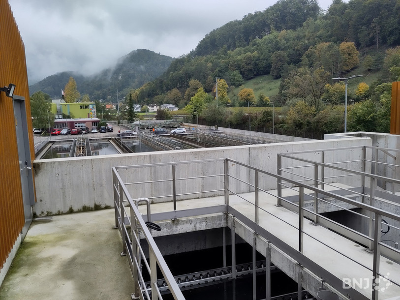 Les anciennes installations (en arrière-plan) de la STEP du SEDE à Soyhières ne suffisaient pas au traitement des micropolluants. Un nouveau bâtiment (au premier plan) a donc dû être construit.