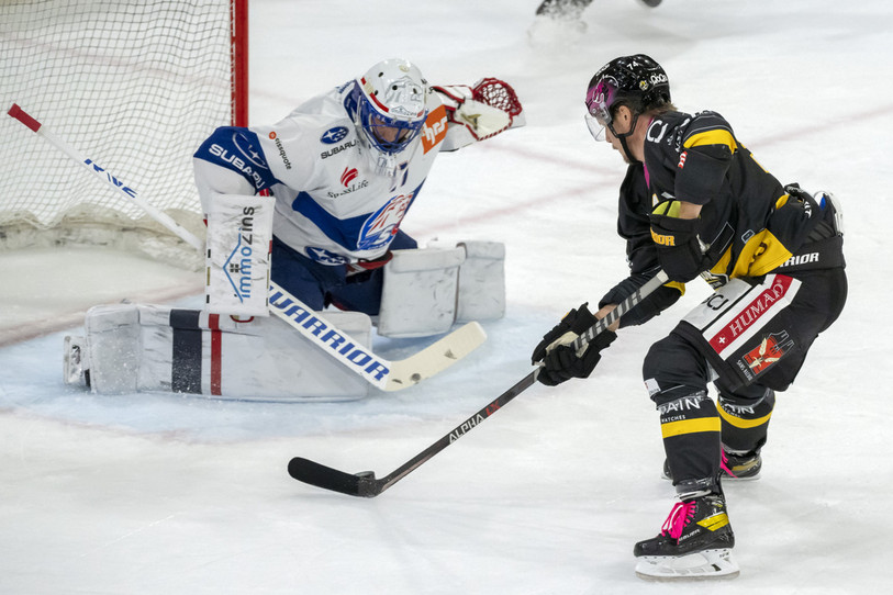 Gregory Sciaroni manque son duel face à Simon Hrubec (photo : KEYSTONE/Georgios Kefalas).