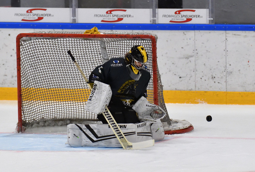 Le puck est passé souvent dans les filets de Raphael Gigon plutôt qu'à côté... (Photo : archives, Georges Henz)