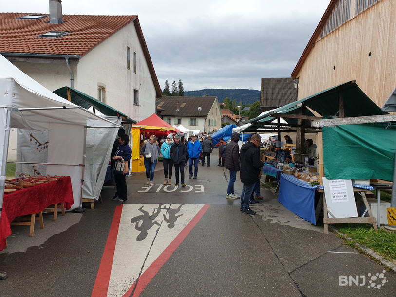 Ce n’est pas le froid qui a empêché les promeneurs de venir faire leurs emplettes au marché de Champoz.