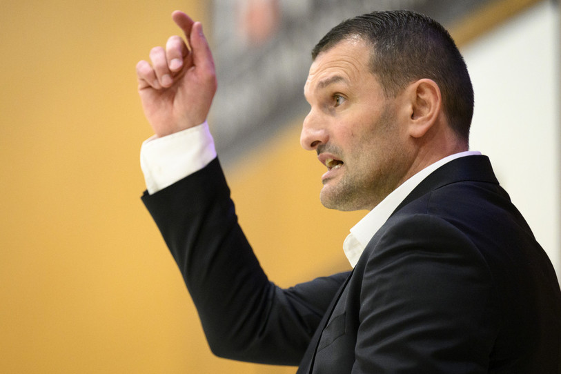 Mitar Trivunovic aura encore bien des conseils à donner à ses joueurs. (Photo Keystone/Gilliéron)