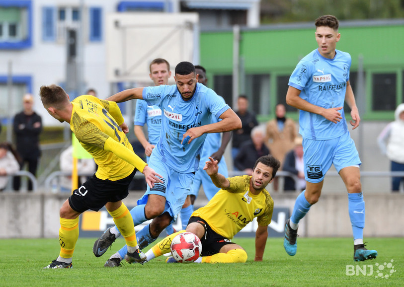 Samir Nouicer tentent de s'extirper de la mêlée... Bassecourt a été mis sous une pression constante dans ce derby (photo : Georges Henz).