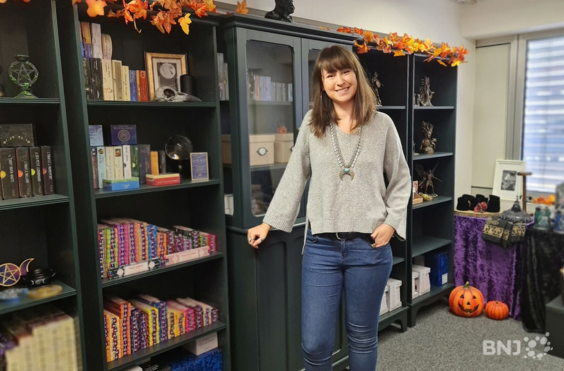 Deborah Friedli dans sa boutique et salon de soins « Witch Saloon » à Ipsach.