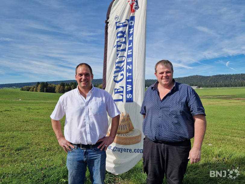 Adrian Tinguely (à gauche) fromager à La Côte-aux-Fées, accompagné de Laurent Burri, président de la Société de la fromagerie