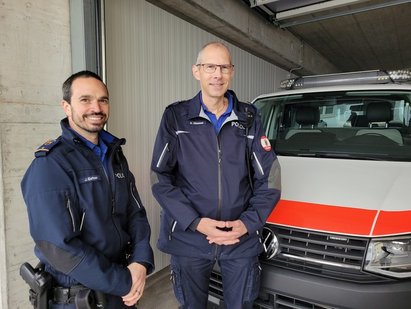 Joël Gafner et Vincent Glauser (de gauche à droite), sont respectivement sous-chef et chef du corps-de-garde de la police cantonale à Tavannes.