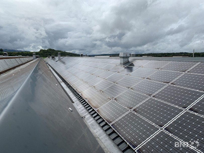 Quelque 6'500 panneaux solaires ont été installés sur les toits « toblerone » de Flasa, ce qui permet de répondre à trois quarts des besoins de l'entreprise en énergie.
