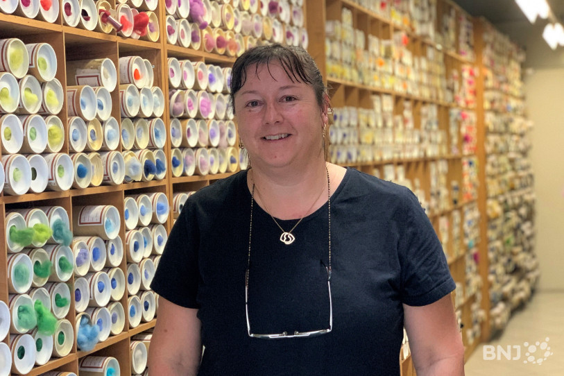 Christelle Walch, responsable de la teinture chez Flasa, voit la vie en couleurs.