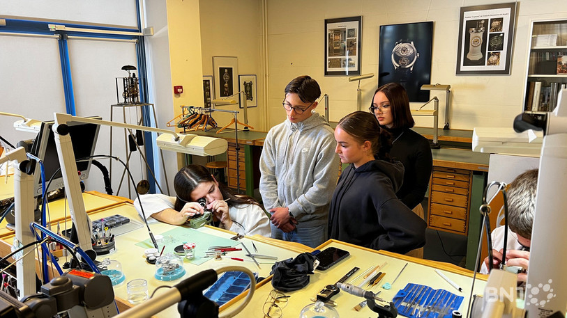 Des apprentis de la Confédération ont visité les ateliers d'horlogerie de la division technique du CEDEJ à Porrentruy.