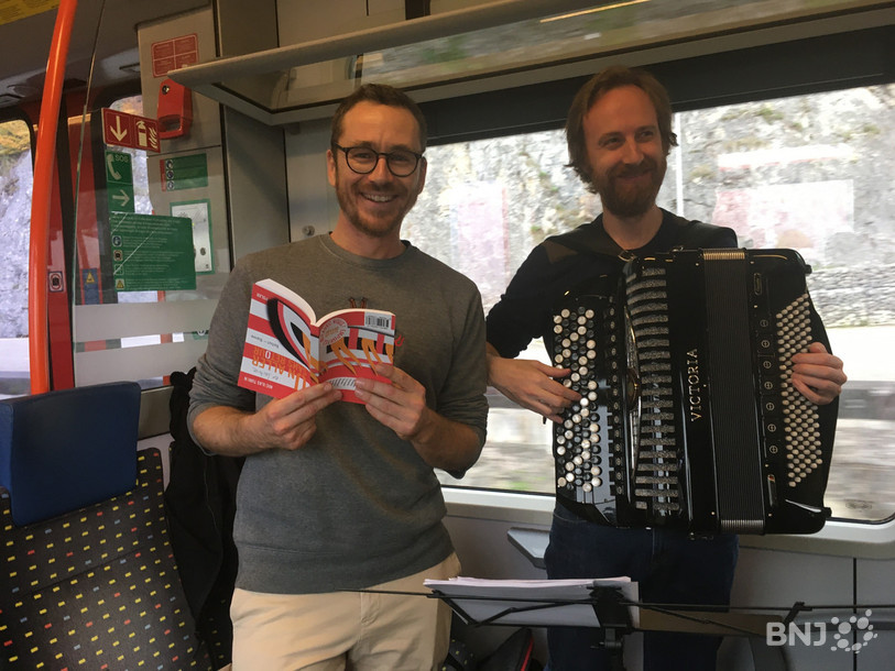 Nicolas Turon (à gauche) a lu des extraits de son roman dans le train entre Belfort et Bienne avec un accompagnement musical signé Fabrice Bez (à droite).