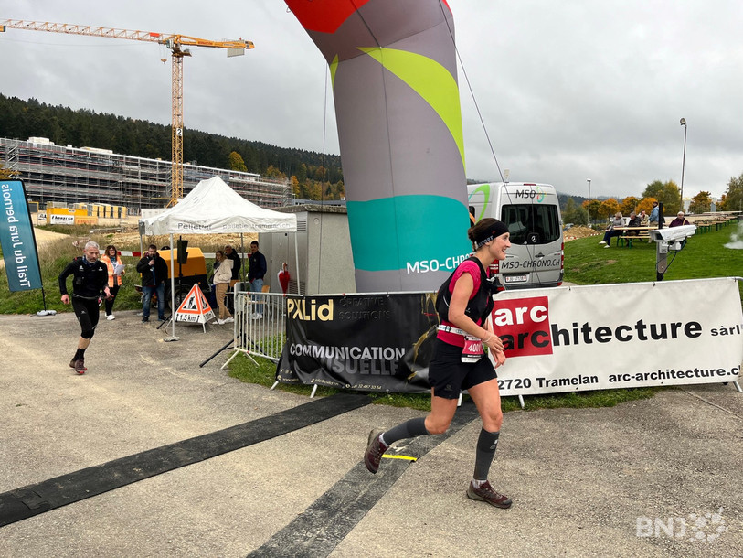 Marie Rossel, sur la ligne d'arrivée du Trail du Jura bernois.
