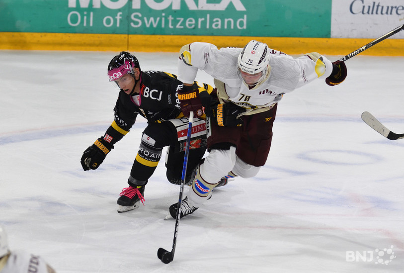 Steven Macquat face à l'attaquant de Genève Teemu Hartikainen (photo : Georges Henz).