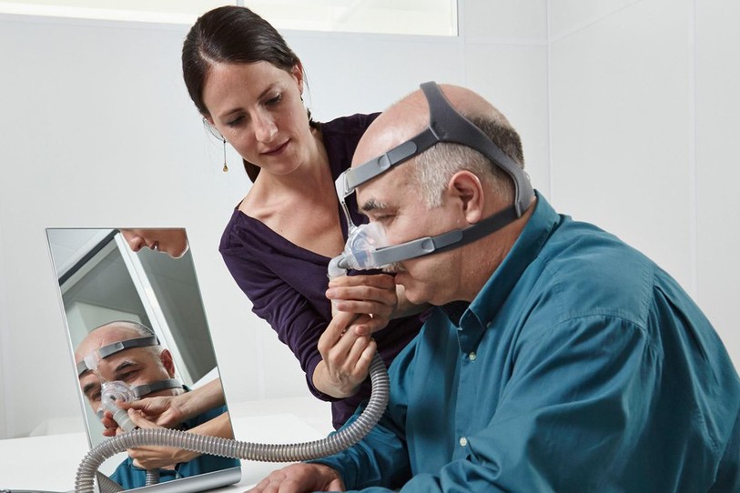 Homme portant un appareil CPAP