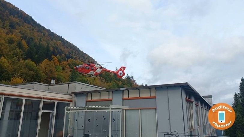 Le motard, grièvement blessé, a été héliporté par la Rega.