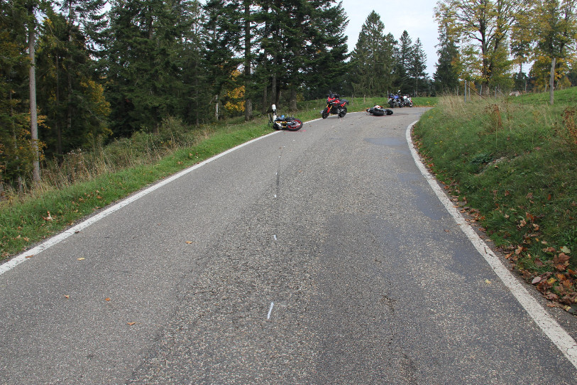 Trois motards ont été blessés dans un accident de la route aux Franches-Montagnes, dimanche (photo : Police cantonale jurassienne).